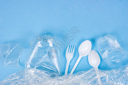 压碎的塑料勺子叉子瓶子和杯子作为一次废物的顶部视图图片
