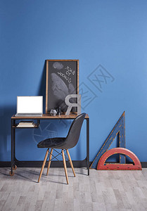蓝墙室沙发椅子工作桌架图片