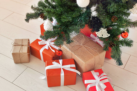 圣诞礼物盒和fir背景图片