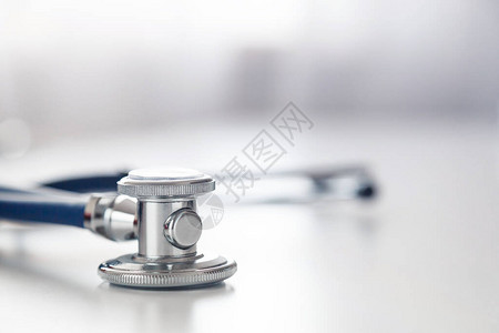 白桌子上的医学听诊器或电话表用于助听的图片