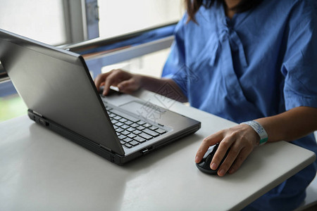 生病的妇女用笔记本电脑图片