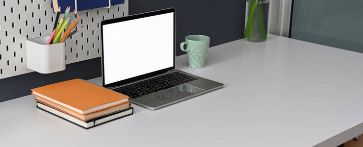 用空白的笔记本电脑笔记本文具和白桌上复制空间图片