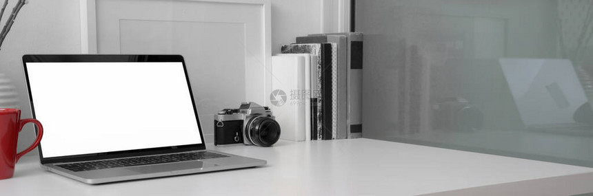 用空白的笔记本电脑照相机书籍和白桌上复制空间剪裁图片