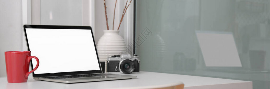 用空白的笔记本电脑相机咖啡杯和白桌上的装饰品制成图片