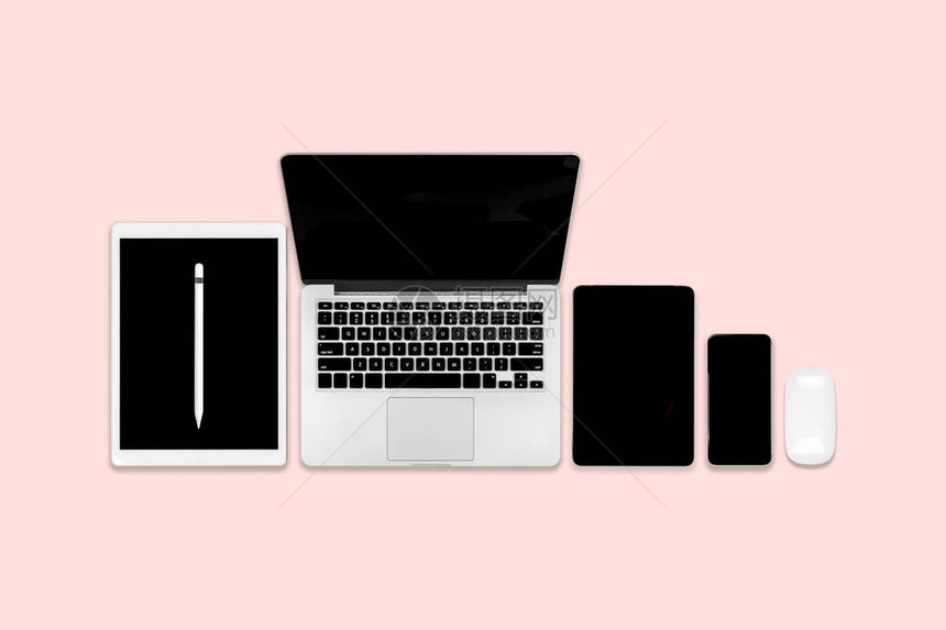 办公桌与笔记本电脑数字平板电脑手机和配件的平躺照片现代粉红色调背景上桌面办图片