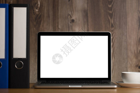 用空白桌面屏幕和木壁背景木制桌边咖啡杯拍摄笔记本电图片