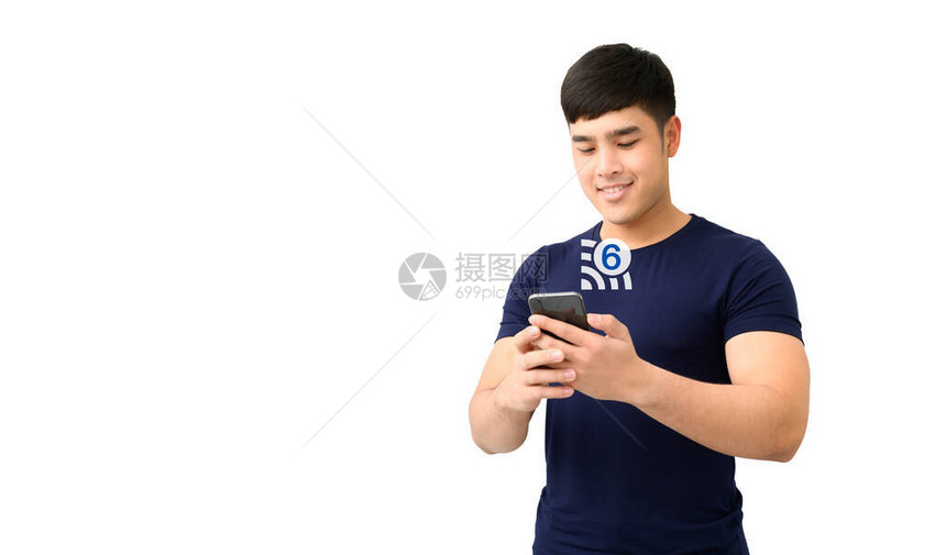 快乐的男使用智能手机与Wifi6技术隔离图片