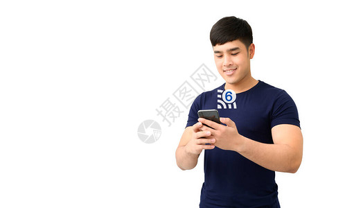 快乐的男使用智能手机与Wifi6技术隔离图片