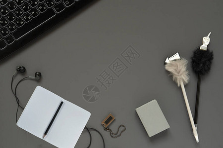 带键盘笔记本耳机和笔的气压平板背景图片