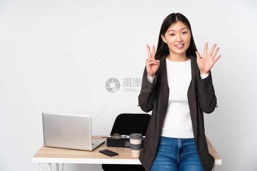 商业女在工作场所与白种背景隔绝7个手图片