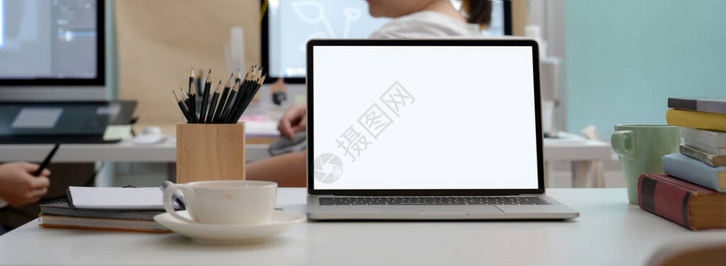 用空白屏幕笔记本电脑咖啡杯和白桌上的文图片