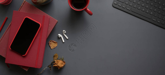 用红色笔记本和复制空间以及灰色办公桌底办公室用品的黑色奢华工图片