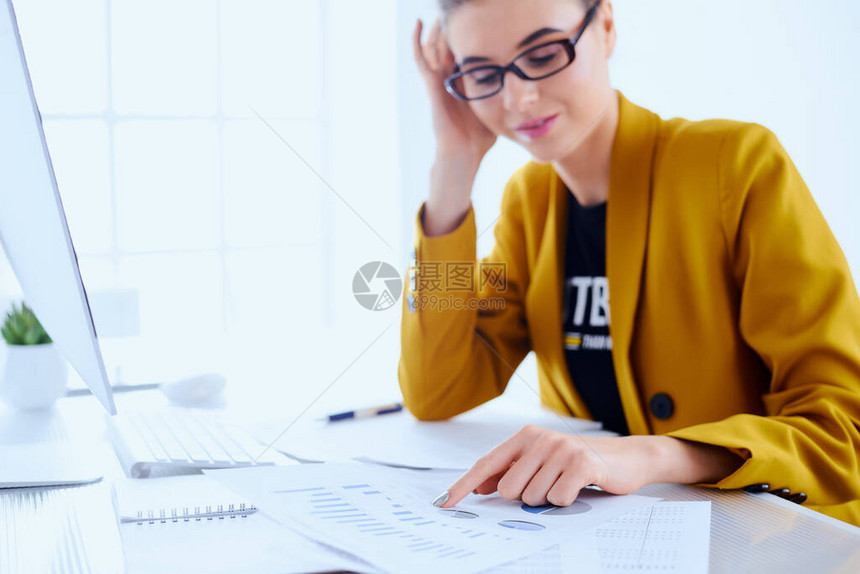 商业妇女阅读文件并坐在办公室办公服务图片