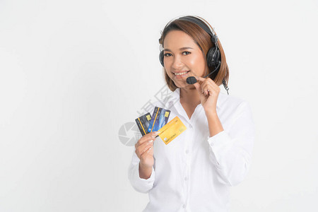 友善的女求助热线接员或呼叫中心显示空白信用卡图片