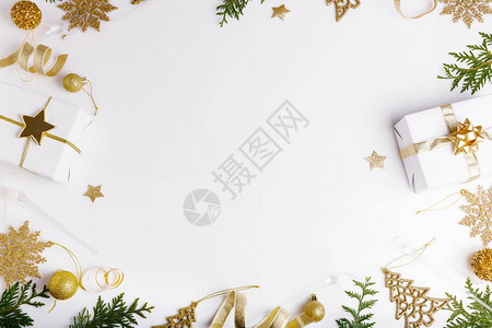 节日创意图案圣诞装饰礼品盒带丝的假日球白色背景的雪花图片