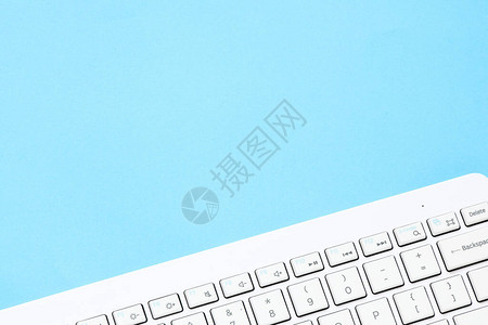 蓝色背景的白色计算机键盘关闭图片