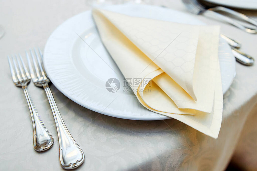 叉子和刀子餐巾纸和餐具图片