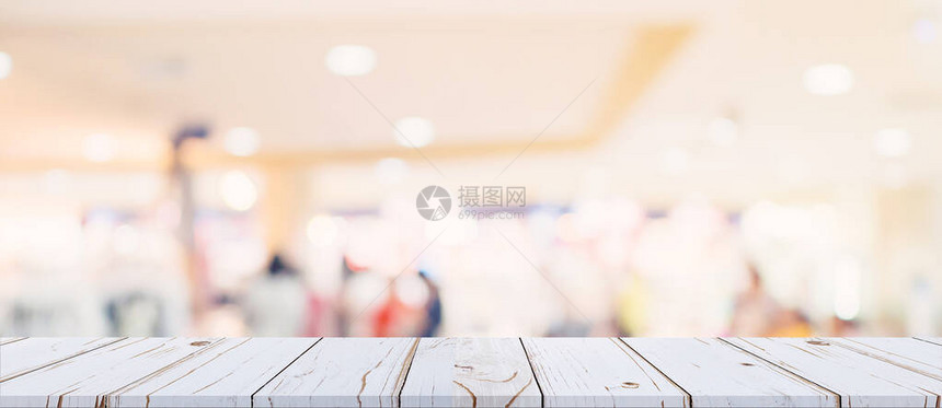 Bokeh背景的购物中心空木板和模糊的光桌产品图片