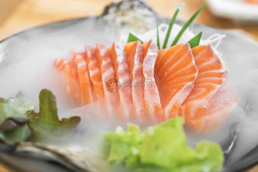日本生鲑鱼片或日式新鲜鲑鱼生片在日本餐厅的冰上供应日本传统食品或具有低热量和高营养的图片