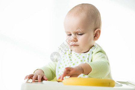 选择地关注坐在喂养椅上的婴儿图片