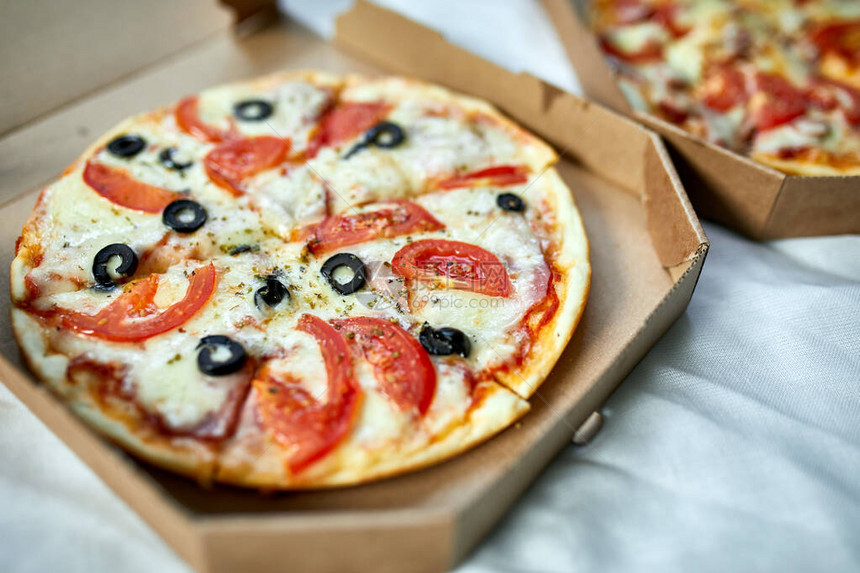 开箱时有热味美的意大利面条披萨图片