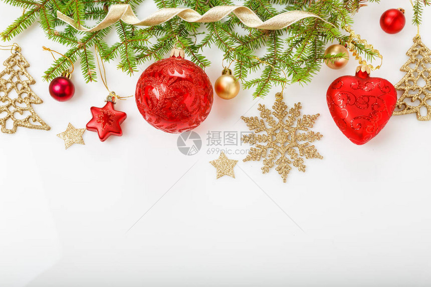 圣诞假期作文空白广告节日创意图案带丝的圣诞红色装饰节日球雪花白色背景的圣诞树图片