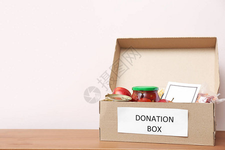 桌上有捐款的盒子图片