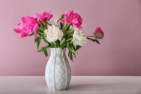 桌上有美丽花朵的花瓶图片