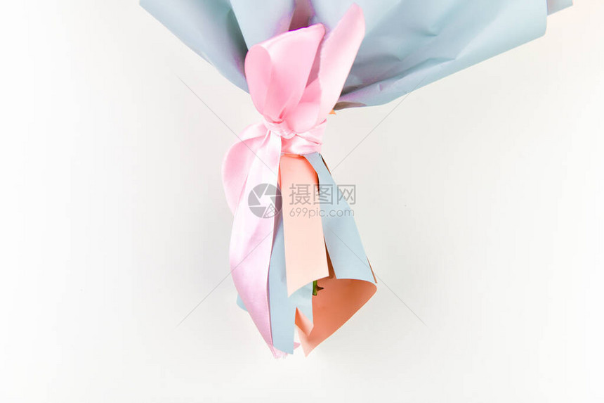 女鲜花礼物概念情人节和爱情观白色背景上的礼品包装写作的地方图片