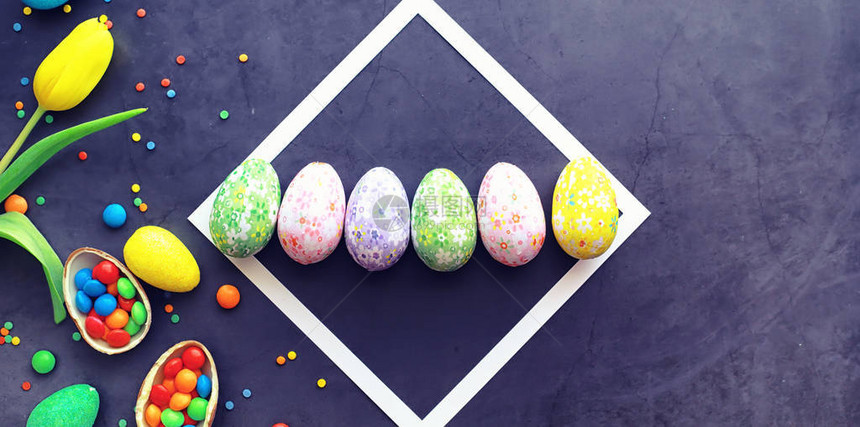 黑石的复活节背景多色鸡蛋和甜图片