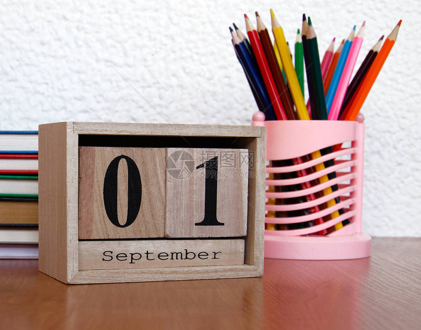 带有9月1日期和闹钟的断续的木制日历图片