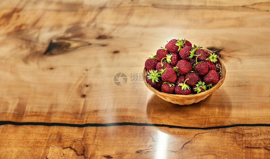 碗边的草莓在光滑的木质表面,占位符图像图片