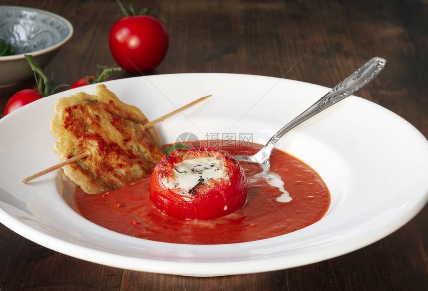水果番茄汤配有马扎里拉图片