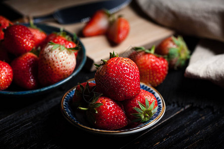 吃新鲜红草莓工作室拍摄草莓浅深图片