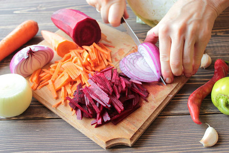 用刀洋葱甜菜和胡萝卜图片