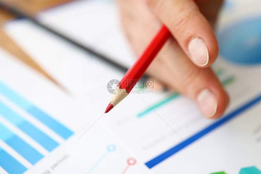 手指拿着红色铅笔在背景图上为企业家提供远程访问咨询服务对企业的务分析大流行期间克图片