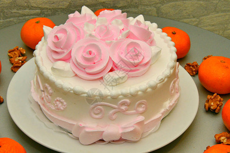 用奶油制成的玫瑰节日蛋糕图片
