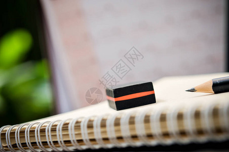 锋利的铅笔和橡皮擦在木桌背景上铅笔在木背景办公用图片