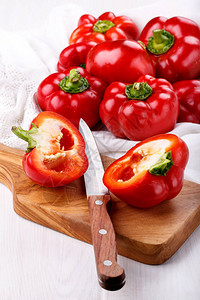 Pepperratundagogoshar番茄制成甜辣椒在切割板上图片