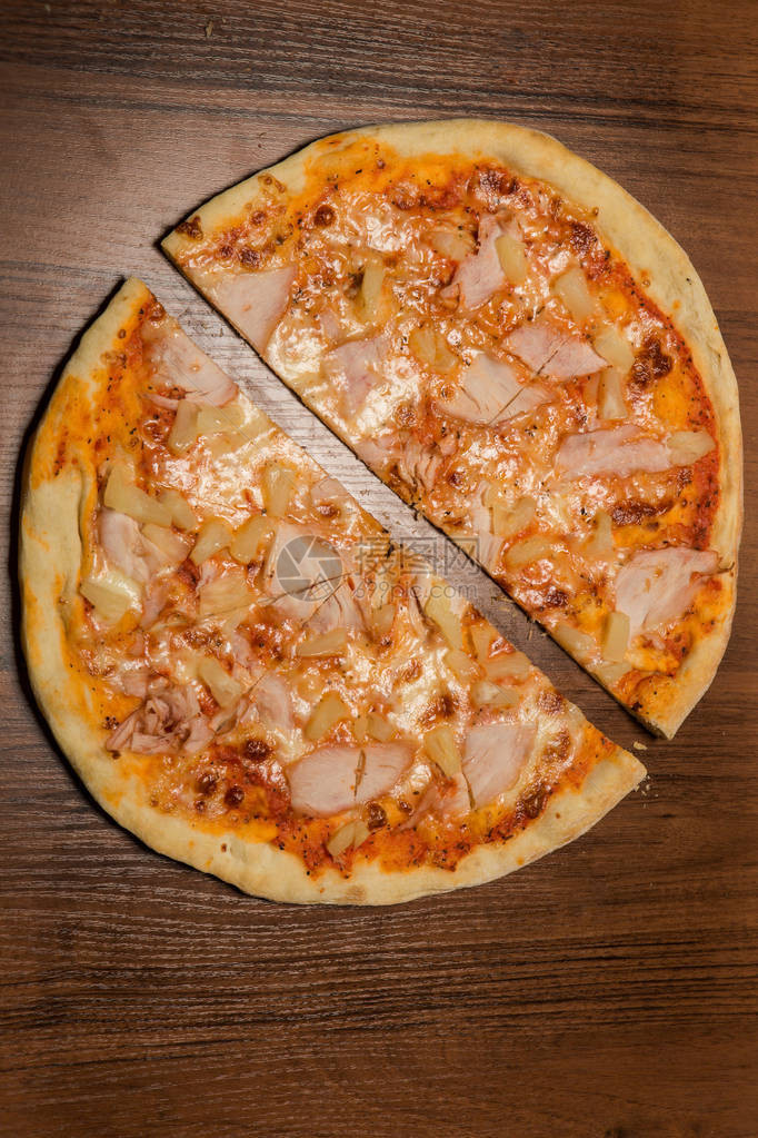 两半披萨的双层垂直视图图片