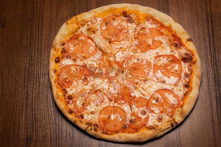 整张圆切片披萨红番茄片和双乳酪放图片