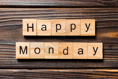 周一愉快的单词写在木块上周日快乐的文图片