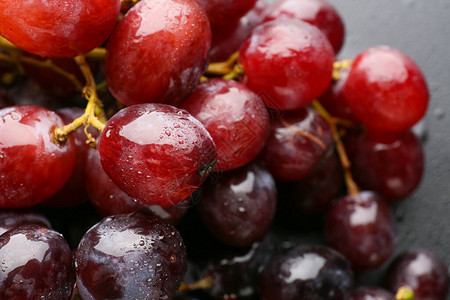 甜成熟的葡萄放图片