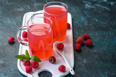 草莓俄罗斯传统饮料民族美食新鲜果子深石图片