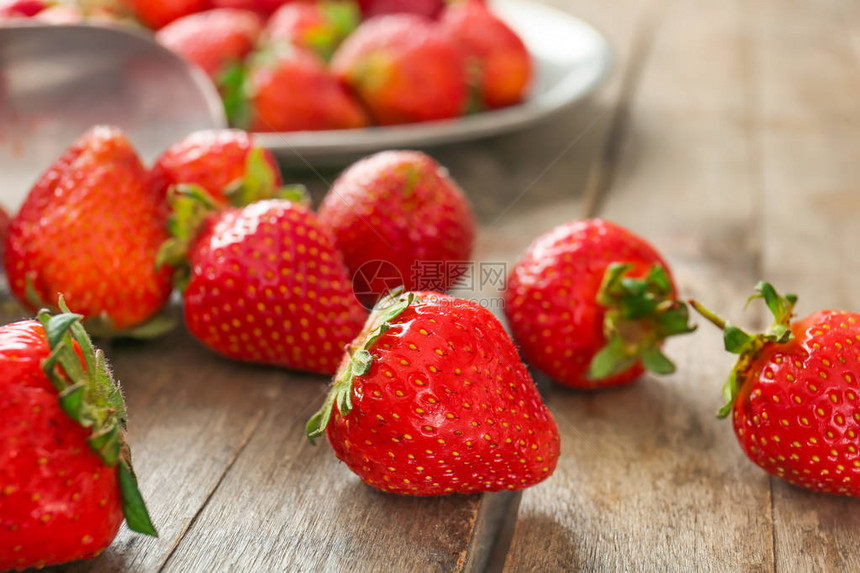 甜美的成熟草莓图片