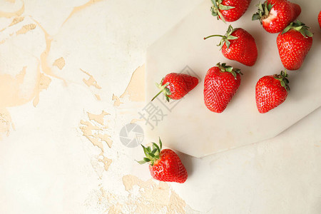 浅色背景上的甜熟草莓图片
