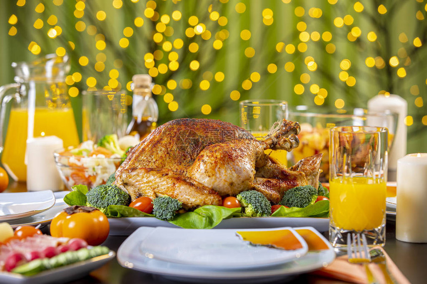 在节日餐桌上用烤火鸡庆祝感恩节感恩节庆祝餐图片