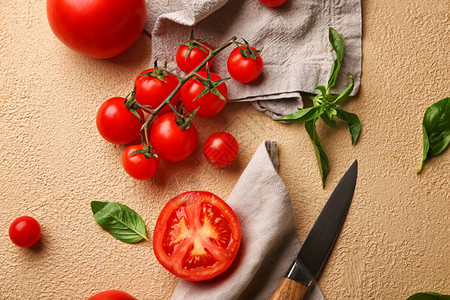 彩色背景上的许多新鲜西红柿图片