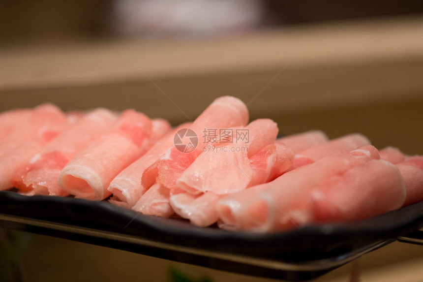 在火锅中做饭的猪肉切片用于烧烤苏kiy图片
