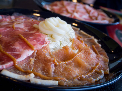 Sukiyaki或Shabushabu新鲜猪肉切片盘图片